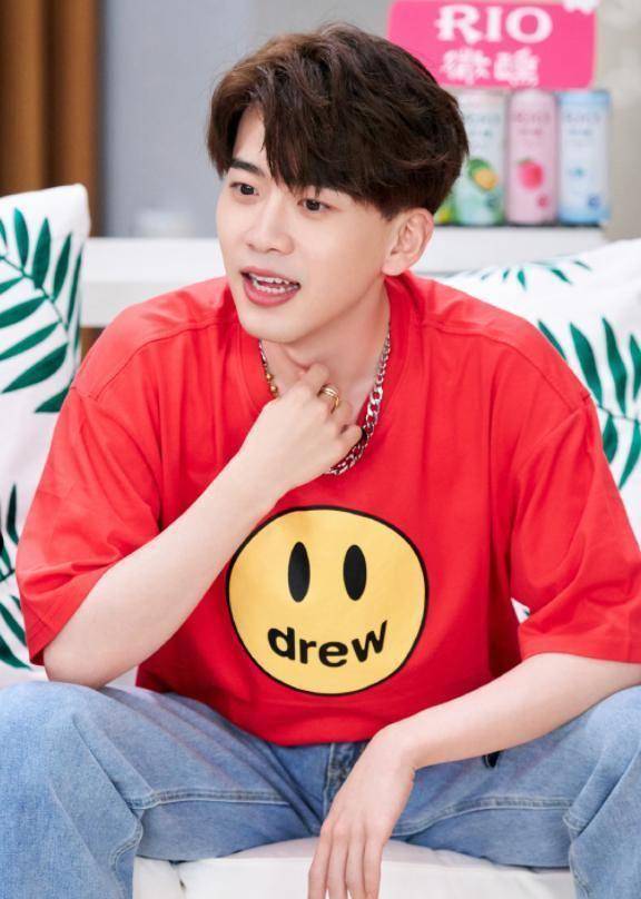 原创费启鸣摘掉眼镜就像变了个人却惹争议这颜值全靠眼镜