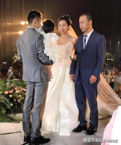 原创白富美对奥运冠军一见钟情狂追3年抱1岁女儿见证婚礼幸福瞬间