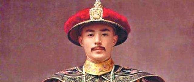 他继承了康乾盛世和道光的衰落时期.