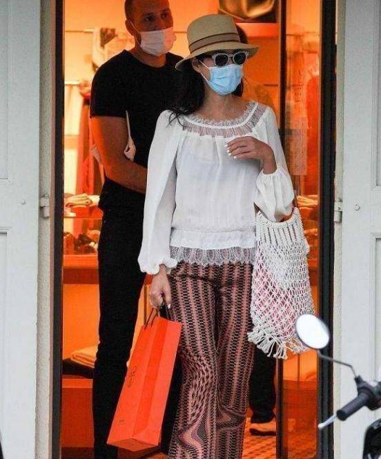 原创邓文迪带男友露面一件复古印花喇叭裤自己拿行李男友两手空空