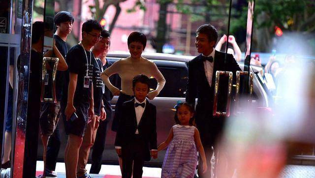 原创邓超孙俪一家首次公开合体等等帅气小花软萌遗传父母的高颜值