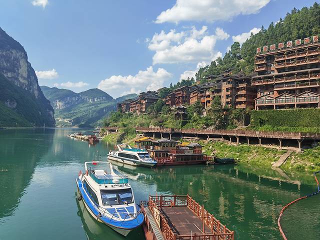 目前门票是100元/人.