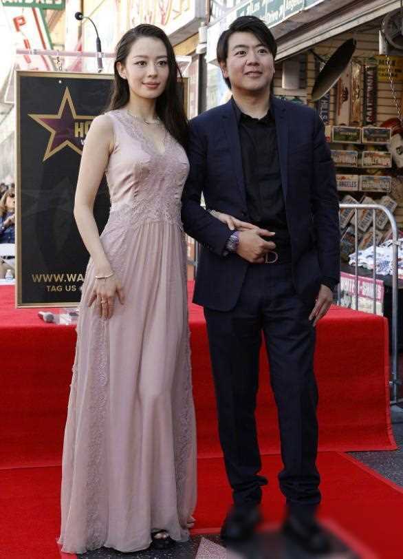 郎朗好莱坞星光大道留名,吉娜穿长裙陪伴,郎朗父母共庆