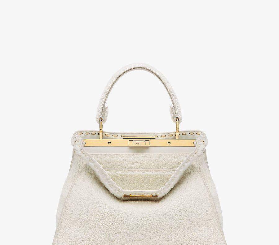 这款标志性peekaboo iseeu中号手袋,柔软白色美利奴羊皮材质,超大号