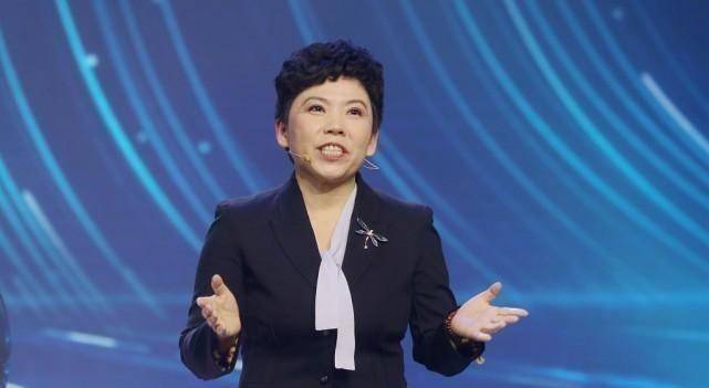 原创邓亚萍真是气质型的穿朴素的黑色西装也非常惹眼有魄力