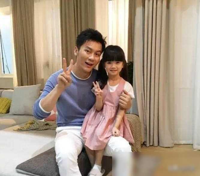 42岁李晨上海遛娃推婴儿车低调出行女儿五官清秀超像爸爸