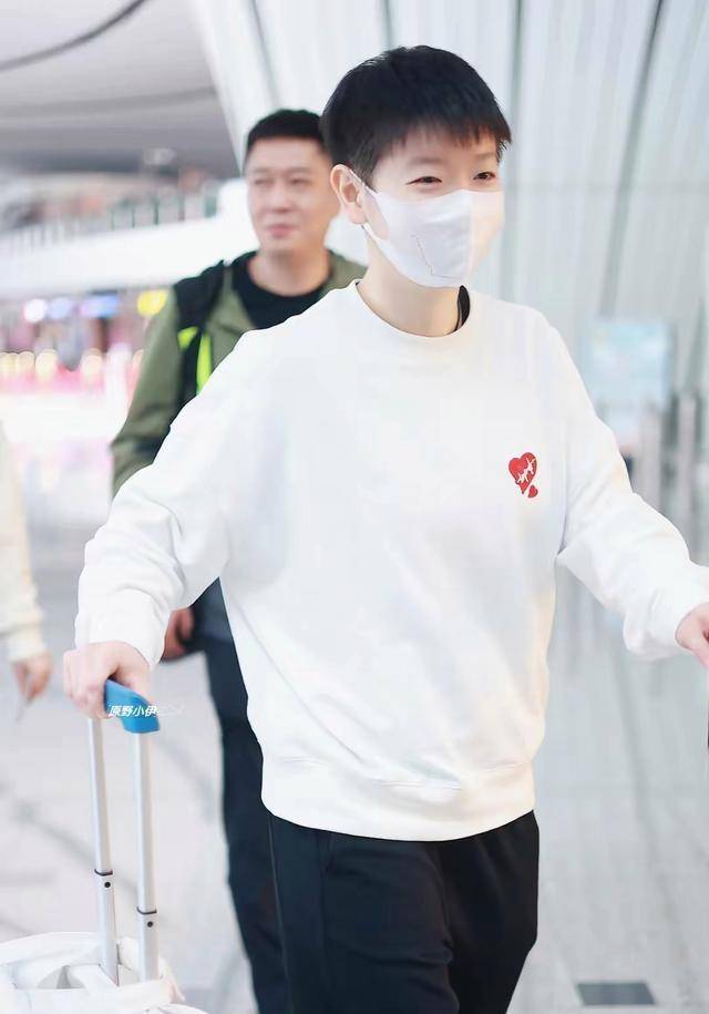 国乒时尚亮相澳门机场王楚钦创新发型孙颖莎穿百元卫衣