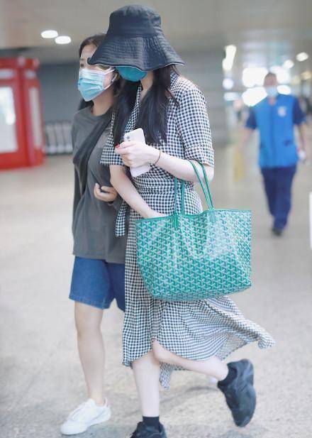 迪丽热巴真惊艳,穿斜边裙用手扯也难掩"莲藕腿",白