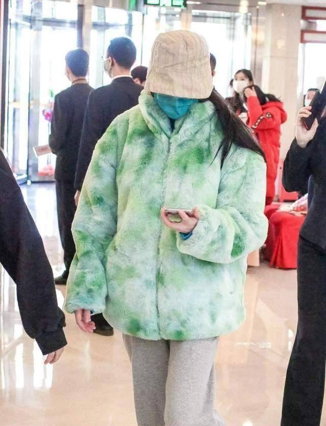 原创迪丽热巴真是女汉子穿几十斤重宇航员服不显臃肿翘腿坐太霸气