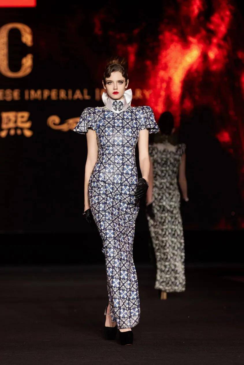 风衣or旗袍?设计师胡社光秀场放大招-prat 3"摇滚"