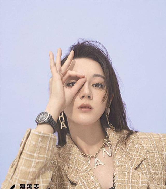 原创迪丽热巴怼脸拍封面飘逸红裙的美颜暴击时尚表现力超吸睛