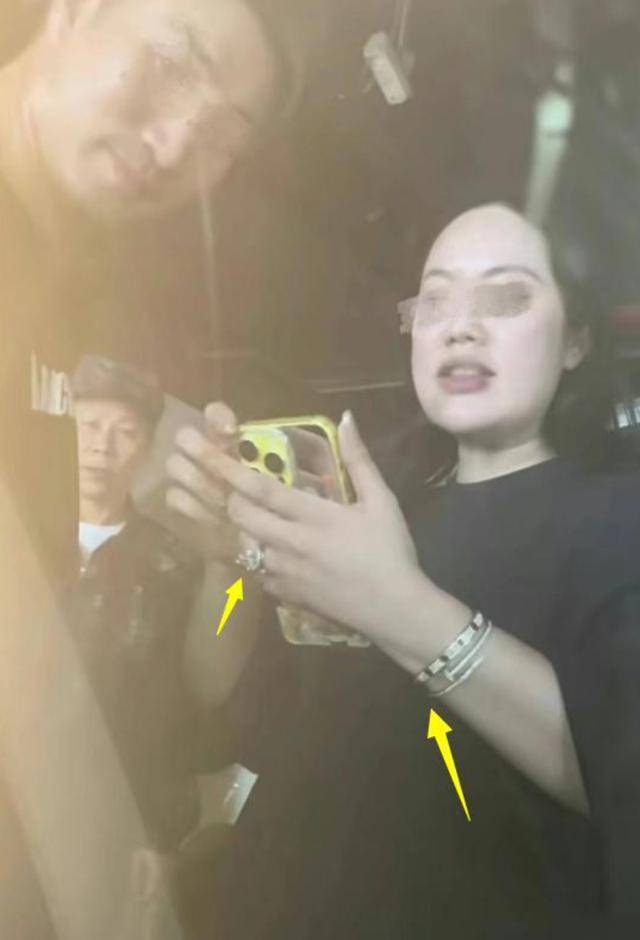 杭州一女子被保时捷撞车后遭对方辱骂，称老公是国足队员！