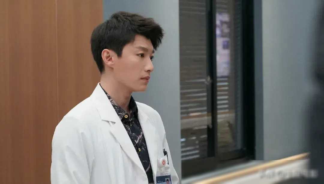 《手术直播视角下24岁女三号的惊艳亮相》_医疗_情节_郑仁