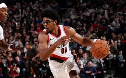 轰11板4帽,科尔弃将锁伤艾顿_亨德森_篮板_nba