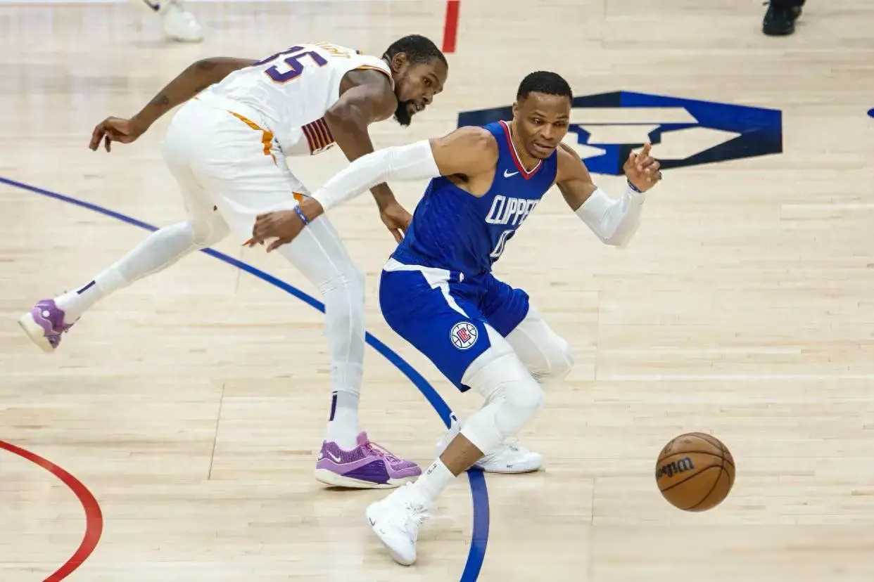 原创威少三双快船大胜太阳两场净胜35分哈登主控与威少谁更配