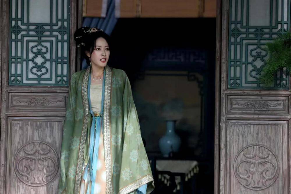 宋成祖好色成性,又有好几房小妾,花静的日子并不好过,连下人也不把她