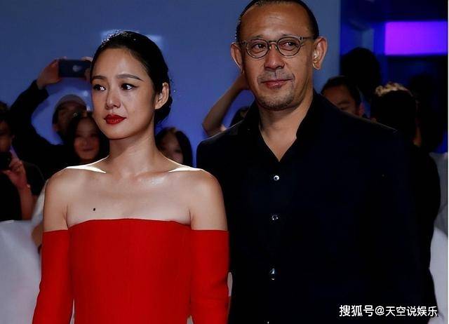 原创姜文全家四口人同框46岁周韵断崖衰老认不出两个儿子长相普通