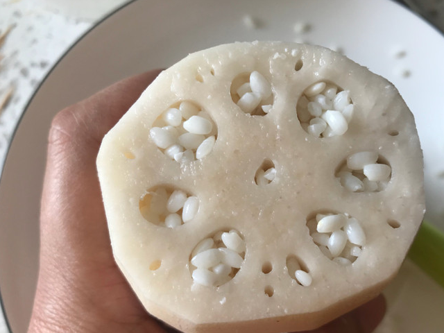 开启煮饭功能键,和正常煮饭的时间一样,就可以吃到美味的红糖糯米藕