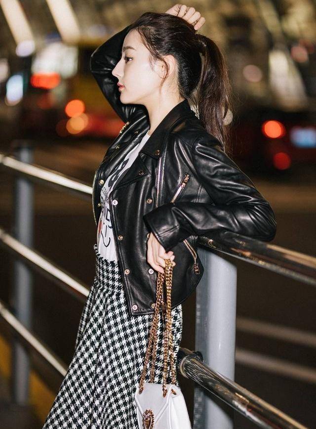 原创迪丽热巴皮衣配精致喇叭裙帅气俏皮少女感十足