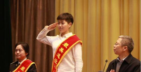 北大学霸成女陆战队员,首长对其连连称赞,如今名利双收_宋玺_时候_服