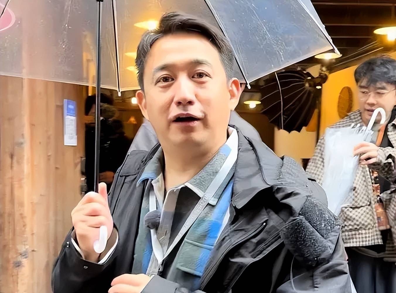 曝黄磊一家在飞机上态度傲娇,女儿多多言语冲撞遭美女富婆回怼!