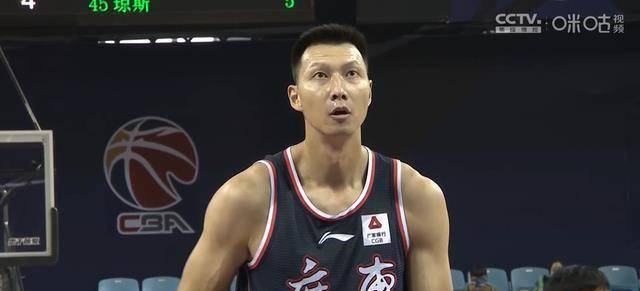 队长轮休易建联仅打12分钟徐杰30分创新高卫冕冠军遭双杀