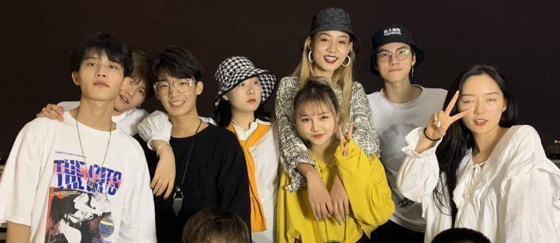 分手一年后,陈雪凝还是熟悉的样子,陈三如今却有了"新女友"!