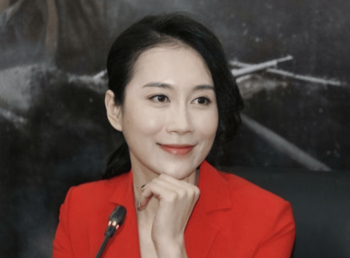 她是海清同班同学为让父母住上豪宅拼命拍戏嫁初恋恩爱至今