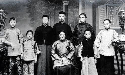 他是文物大盗,赚不义之财娶15岁洋女人,和岳母暧昧晚年凄惨_卢芹斋