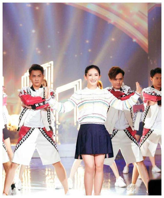 42岁谢娜又怀孕了大肚子带3个女儿逛商场网友估计五个月