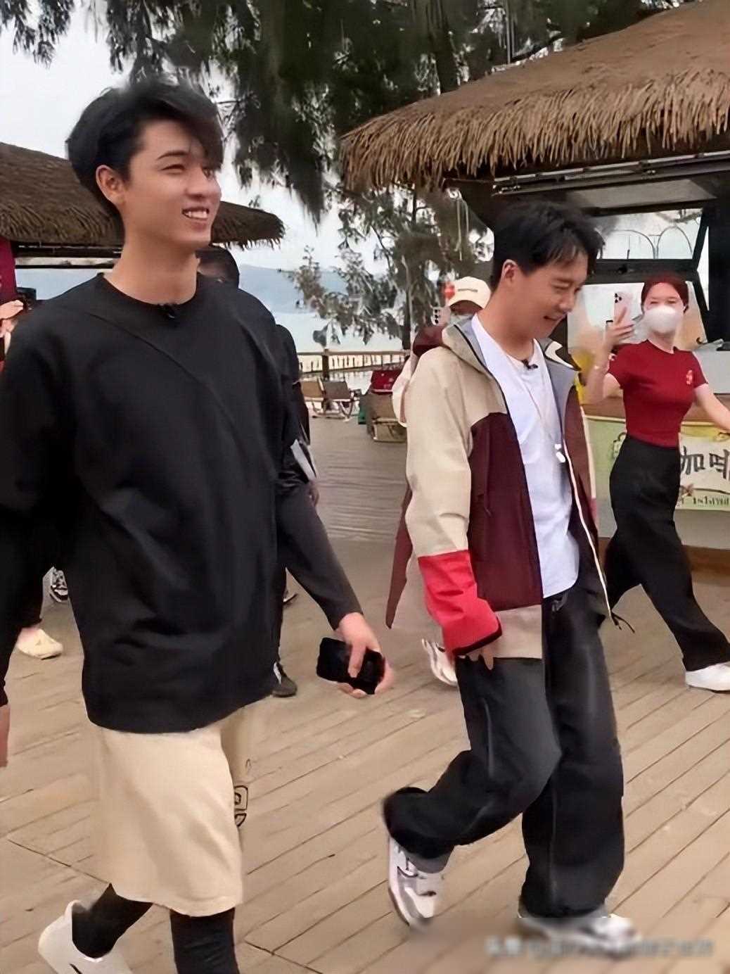 德云社秦霄贤做客,郭麒麟综艺人气火爆,粉丝围堵场面惊人