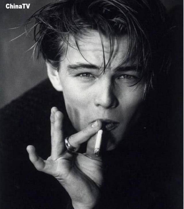 抽烟的时候魅力更大了,深邃的眼睛一直看着你,让你忍不住就心动,怎么