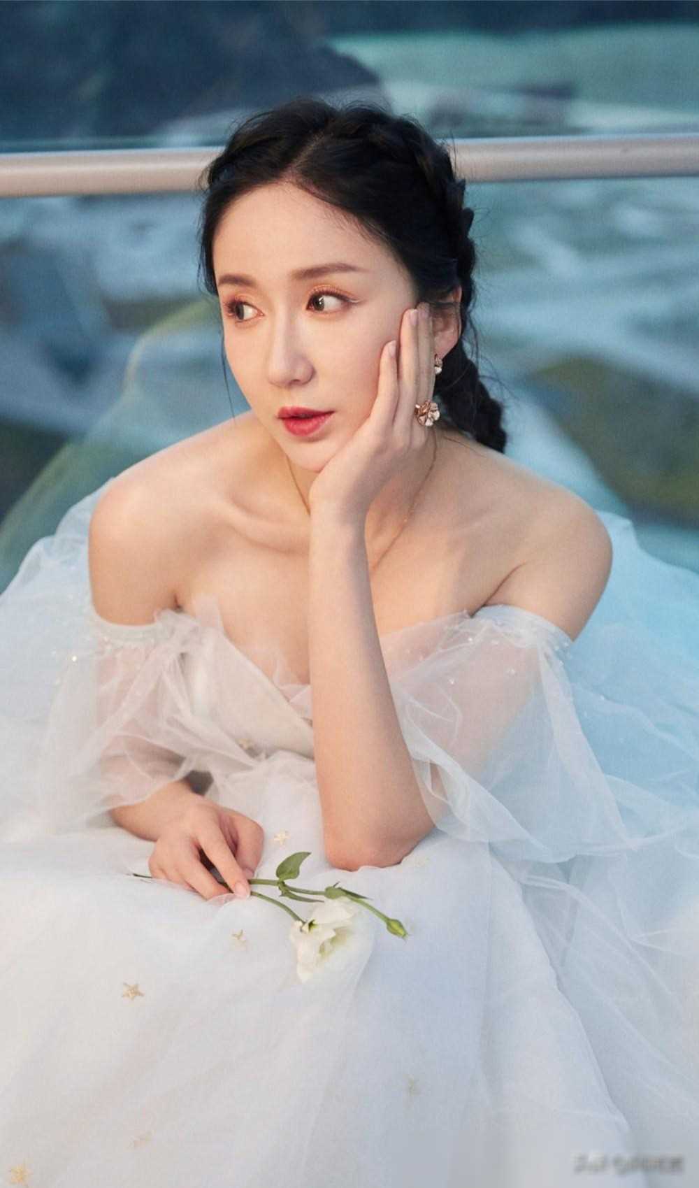 娄艺潇全程不穿裤辣眼毁经典网友表示还是去干直播吧