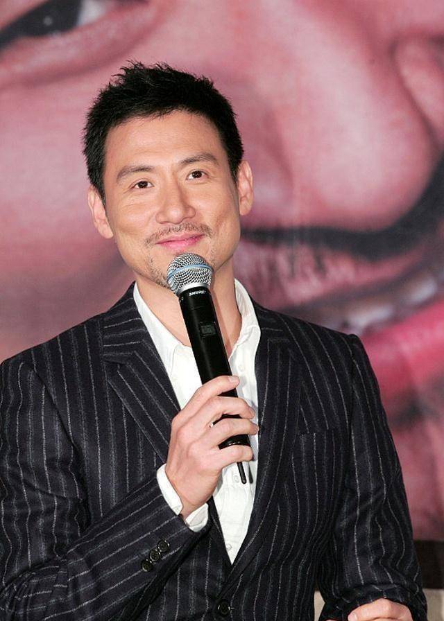 歌神张学友和他同台都紧张,也只有他敢教歌神唱歌了_陈百强_钟声_禅院