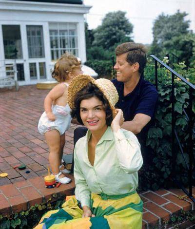 美国前总统肯尼迪夫妇旧照杰奎琳高贵优雅被称为最美第一夫人