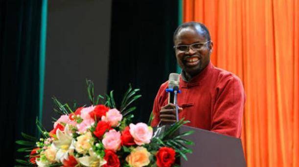 原创全国首位黑人中医博士中国行医30年娶四川妻子满口方言