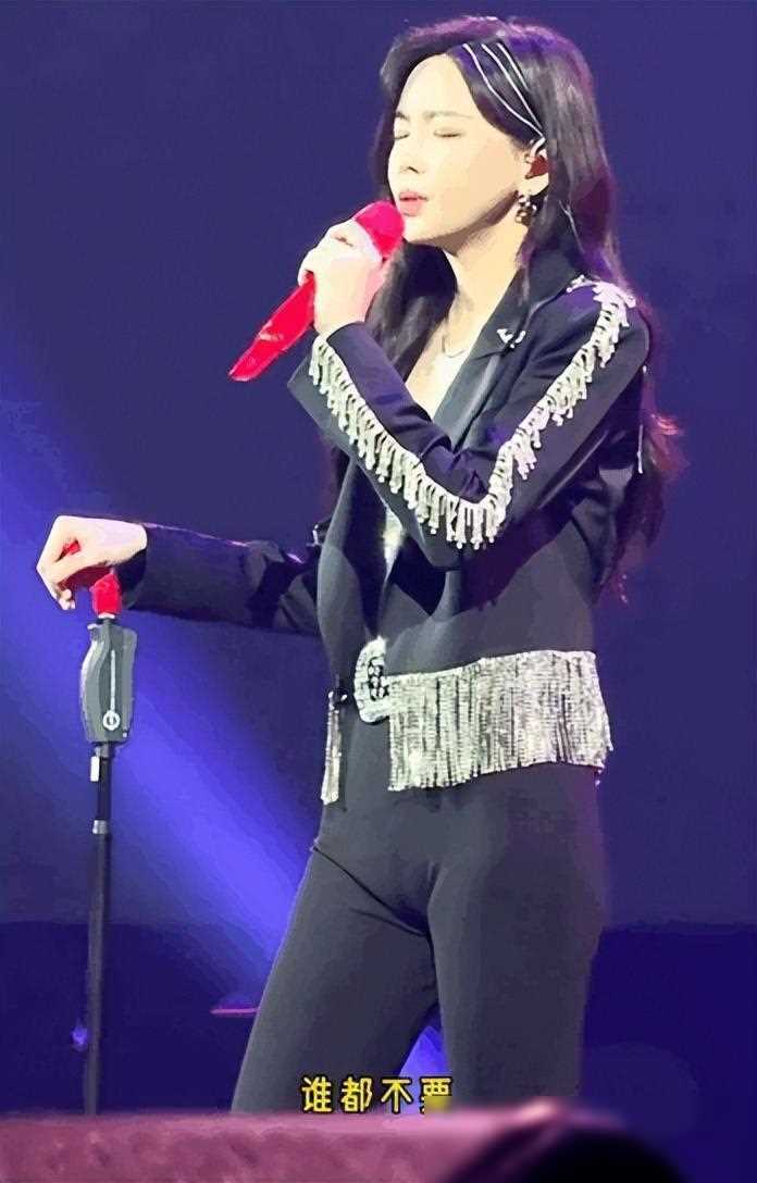 于文文演唱会裤子太紧私处轮廓显现遭质疑,穿搭暴露尴尬线