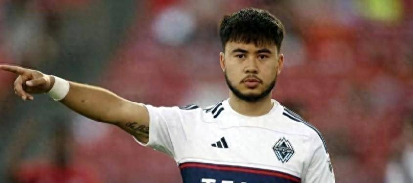 左中场,左边锋,左后卫,这些看似不同的位置,却都难不倒他.他的灵