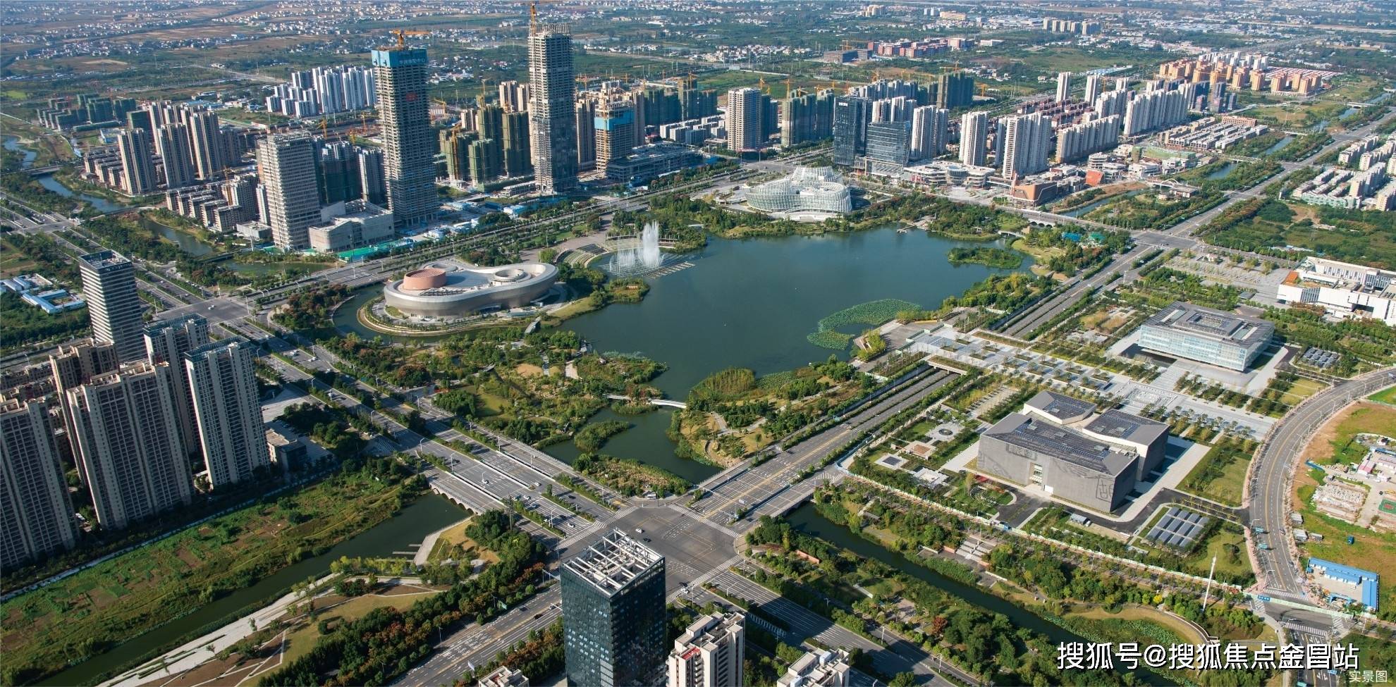 地上建面约6万方的阜阳新闻大厦,地上建面约5万方五星级酒店及地上建