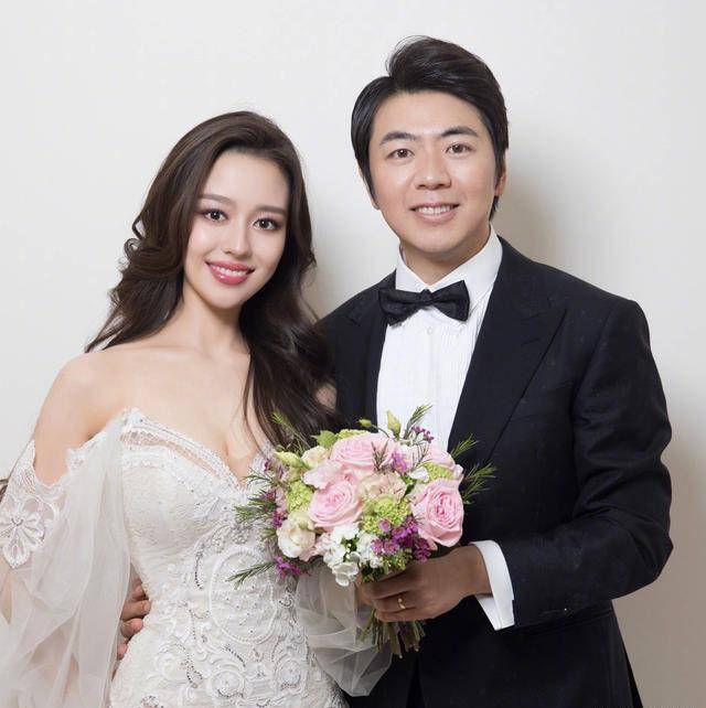 原创26岁吉娜同框50岁莫文蔚秒变小迷妹身材完胜滤镜太重像假人