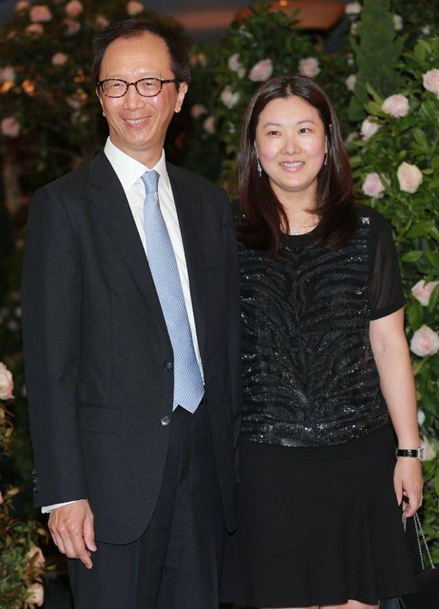 原创伏明霞携闺蜜郑秀文提前过生日共享丰盛蟹宴