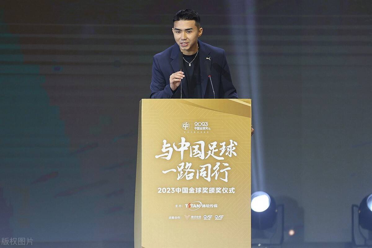 原创留洋一圈飘了骂教练骂队友如今骂球迷说他像韦世豪是种侮辱