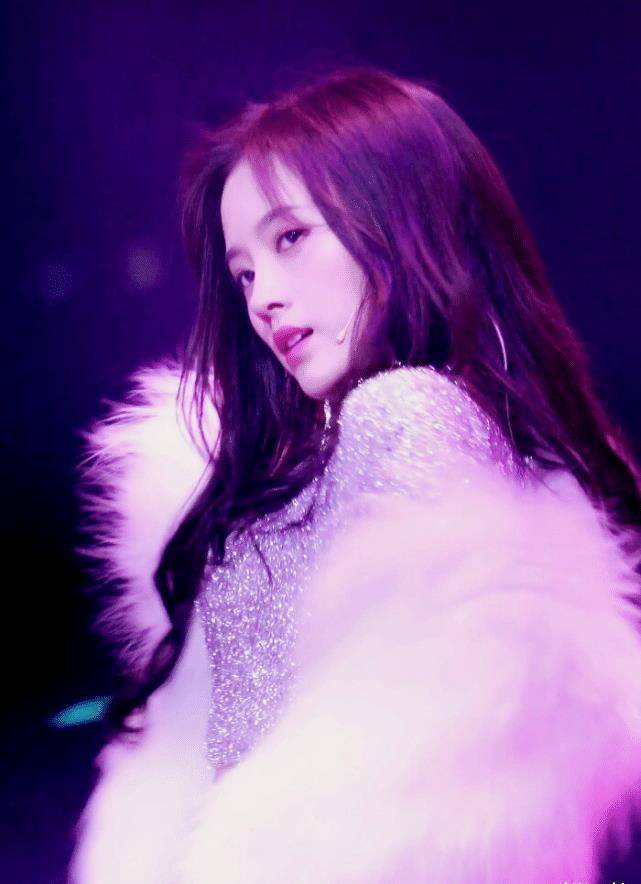 鞠婧祎好身材的一面,而她的好身材与经常跳舞离不开关系,她已经是女团