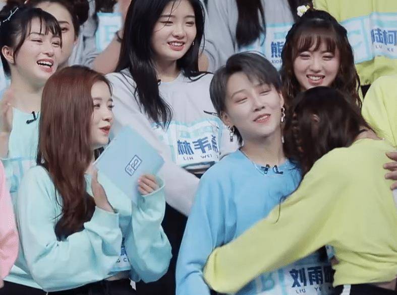 《青你2》马蜀君晋升a班,没有直接走向位置,下意识举动令人泪目_刘雨