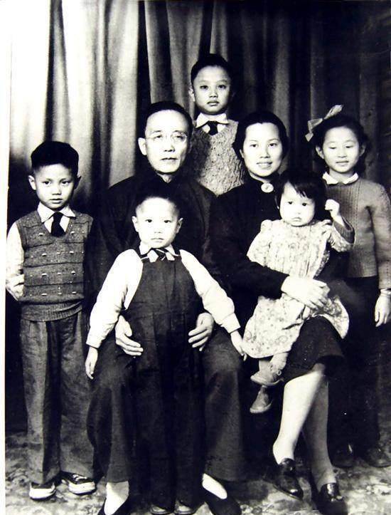 两人是由双方父母撮合,两人未生有子女,郭老的二夫人是个日本女子叫