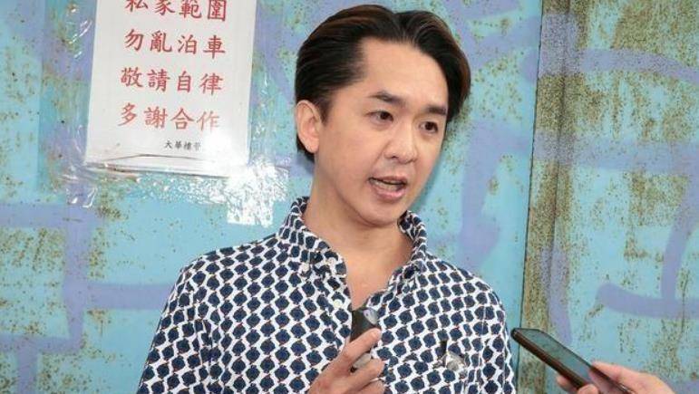 当年的香港娱乐圈,很多人是为了赚钱补贴家用才进圈,可邓兆尊却非常