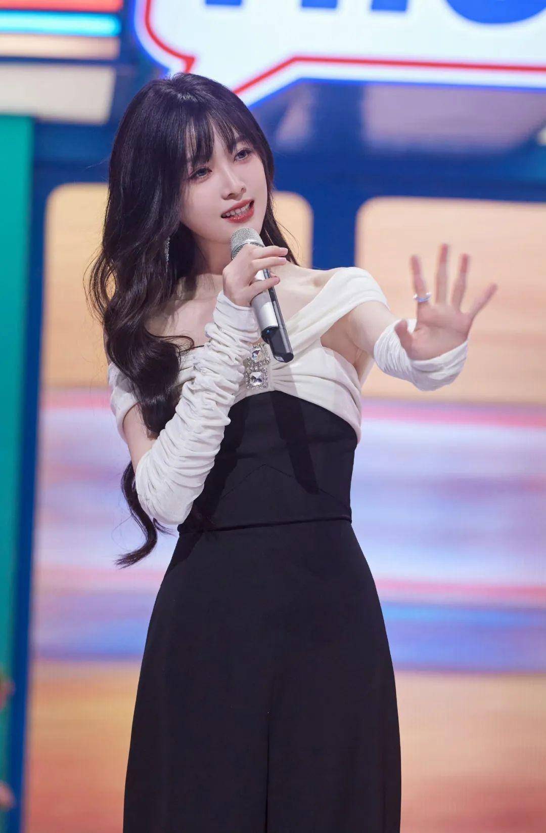 2016年,吴宣仪以宇宙少女组合的身份正式踏入娱乐圈,并随队发行了首