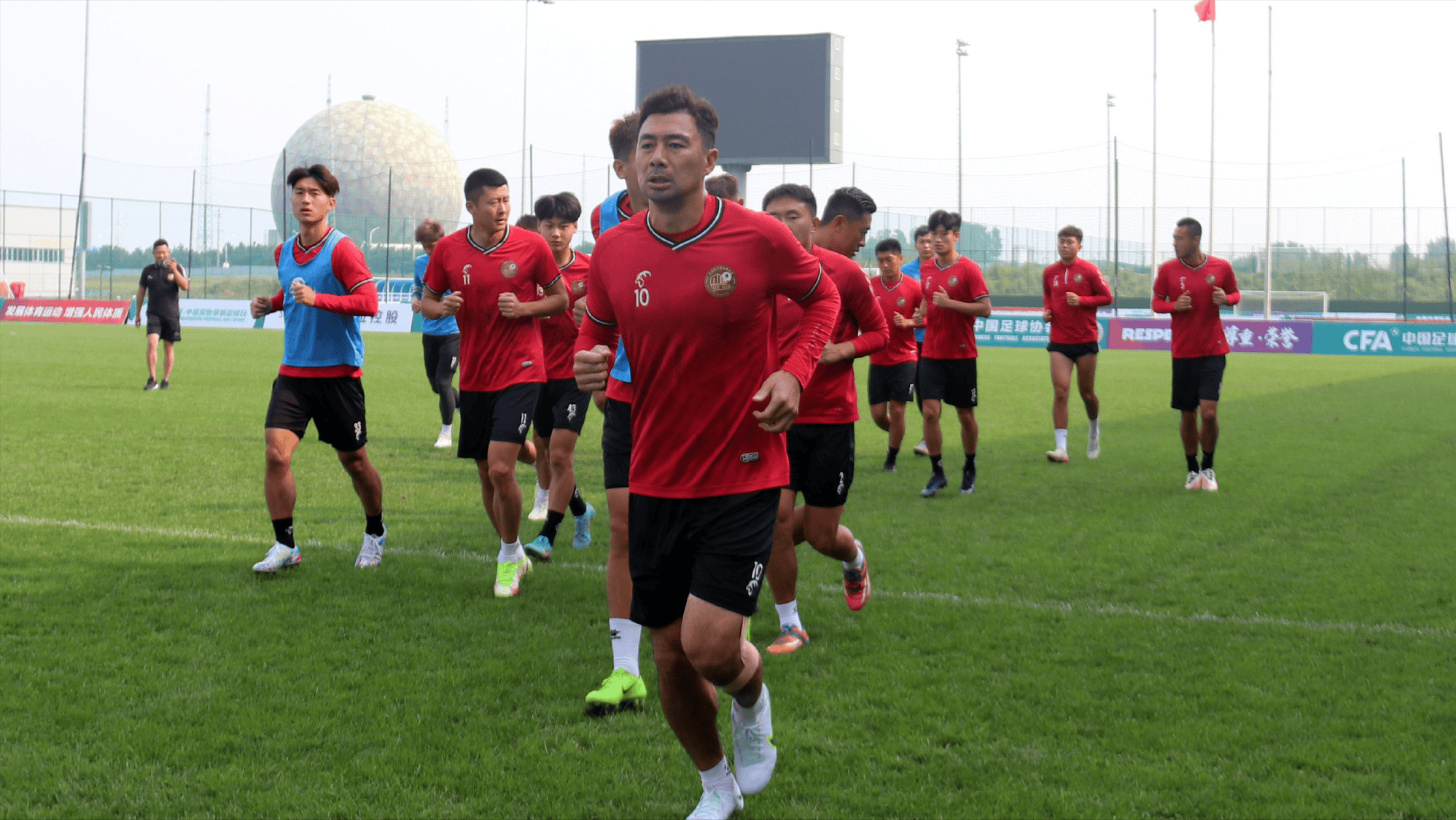 足球城一脉相传,大连英博扛起大连足球大旗_比赛_孙铂_足球场