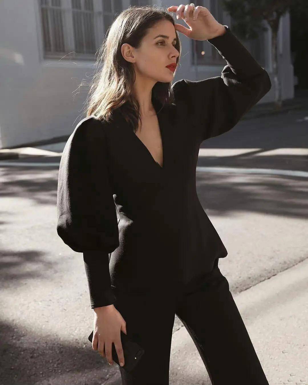 又自然而然的散发出优雅浪漫的氛围,搭配一条简单的黑色牛仔裤中和一