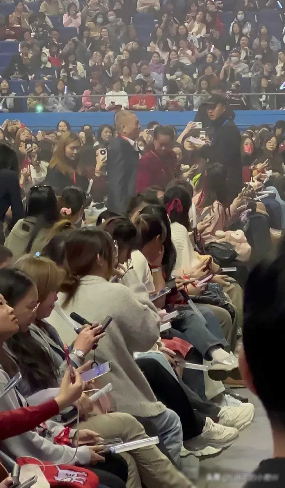 此外,好友伯远的到来也为演唱会增添了一份温馨和感动.